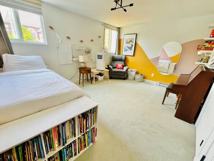 Dormitorio doble. Tiene dos camas individuales (la segunda cama individual es una cama de capitán que se saca, ver la foto siguiente). 

Piano vertical, sillón reclinable.

Para los niños: mucho lego, magnatiles, carreteras magnéticas, juegos de mesa y ruedas calientes.