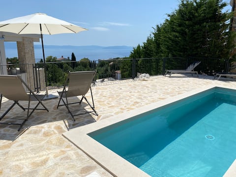 House with sea view and pool