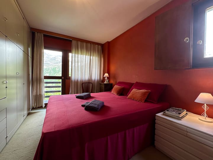 Hlavná spálňa obsahuje veľkú šatníkovú skriňu, manželskú posteľ, balkón a jedno okno, vďaka čomu je veľmi svetlá.