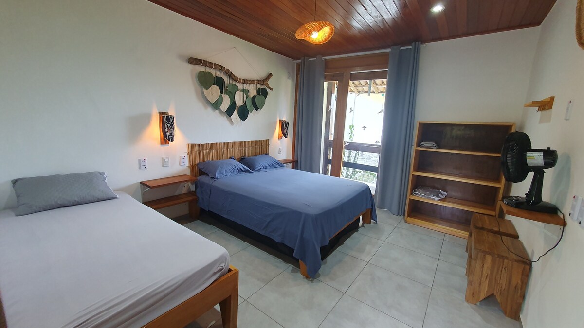 Grote rustieke suites met eigen badkamer.
Het biedt plaats aan een supercomfortabel queensize bed en een eenpersoonsbed.
ruime kast om uw kleding in op te bergen. 
en een buitenbalkon met hangmat om te ontspannen.
ventilator aanwezig.
110 en 220v