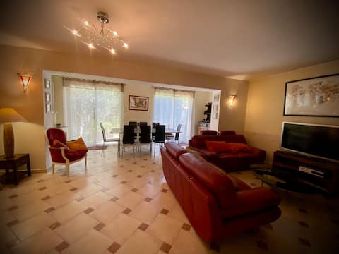 Popular Airbnb listing: Les Capucines Rental in L'isle Sur La Sorgue