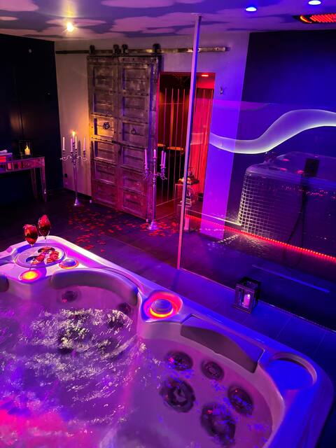 Paillettes Suite with Spa and Private Sauna