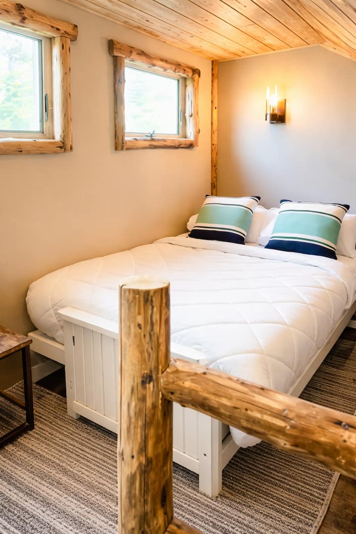 La chambre du loft dispose d'un lit double, d'une télévision connectée, d'une cheminée et d'une vue magnifique sur le lac Huron.