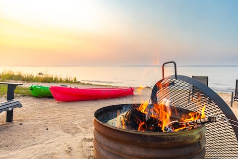 On Lake Huron w/ Hot Tub, Fireplaces, Jacuzzi Spa