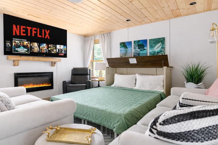 Le salon avec le lit Queen Size escamotable.