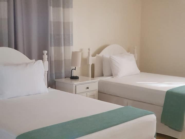 DHOMA E GJUMIT #2
Ajër i kondicionuar dhe ventilator tavani për të të mbajtur të freskët. 2 Dritare që lejojnë shumë dritë natyrale kur hapen.  2 krevate dopio me banjë ngjitur.