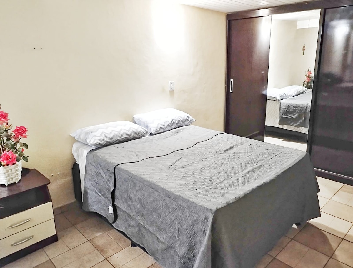 Ampla suite con cama doble e individual, TV, aire acondicionado, escritorio, armario, baño completo privado.