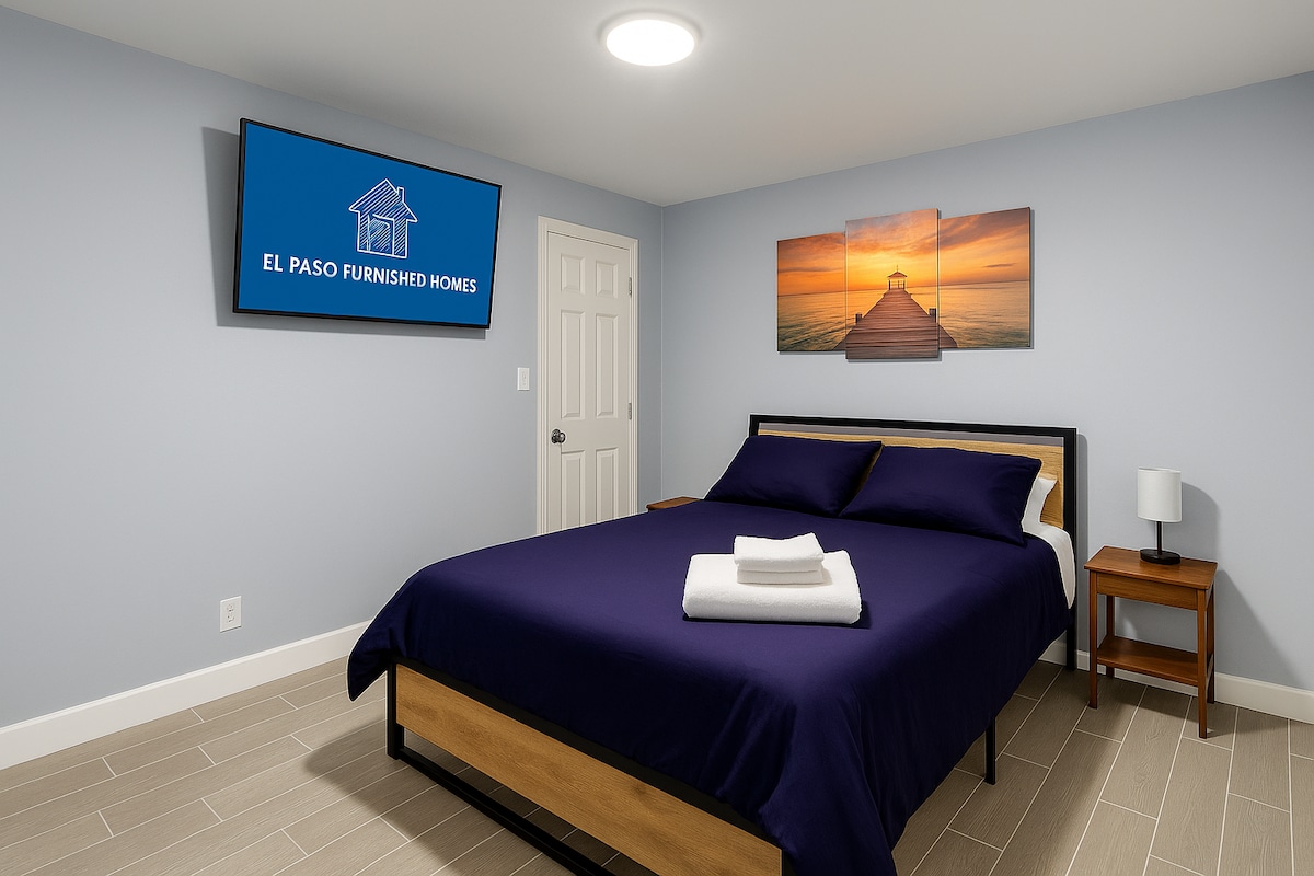 Hoofdslaapkamer met grote kast, bureau en tv