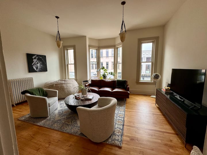 * New! Beautiful Downtown Apartment On Pearl St - La Crosse, WI