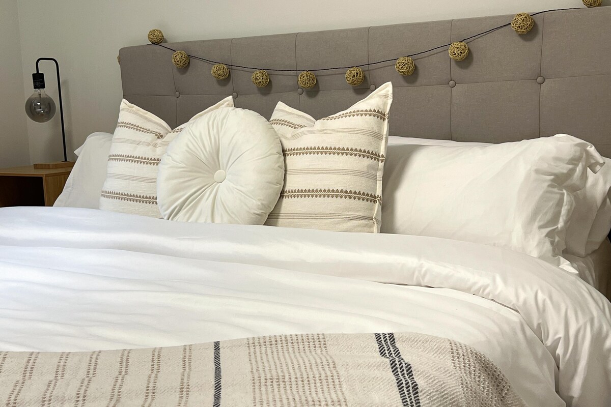 Krevat i rehatshëm dhe i rehatshëm me madhësi king