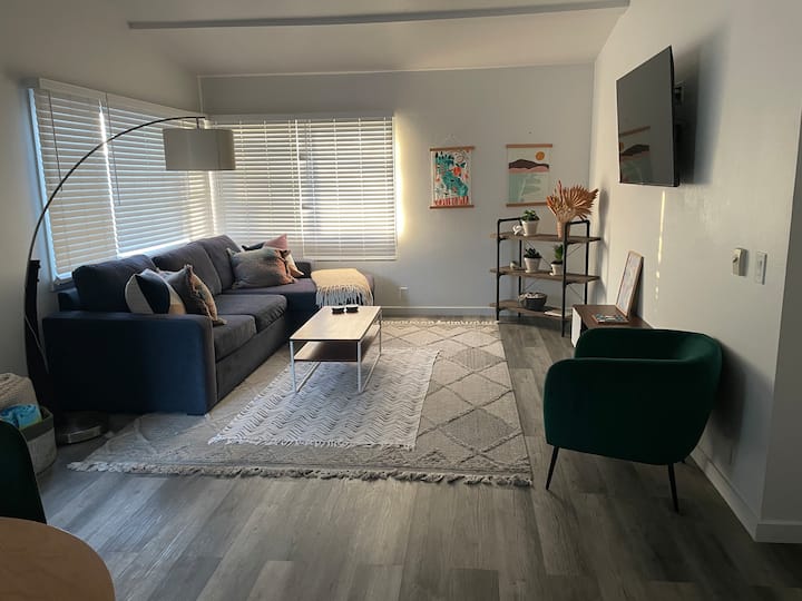 Peninsula 1 Bdrm With 1 Queen Bed & Air Matress - Long Beach, CA
