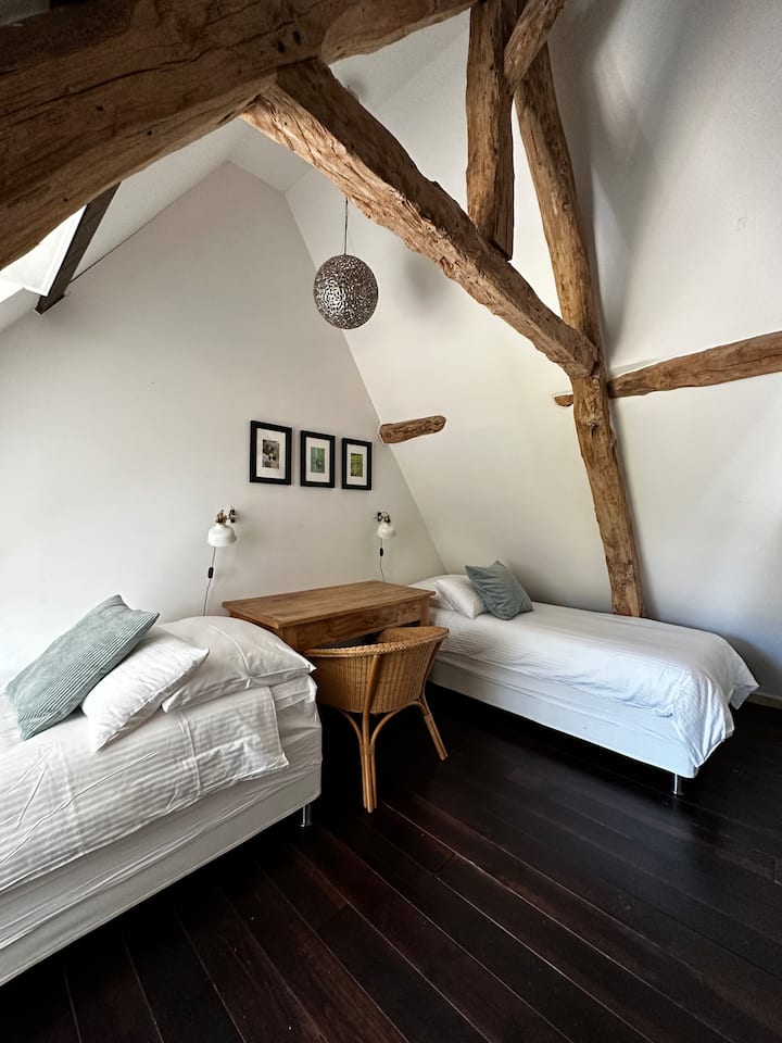 Spálňa 2 s dvoma samostatnými lôžkami (90 cm x 200 cm) a malým stolom