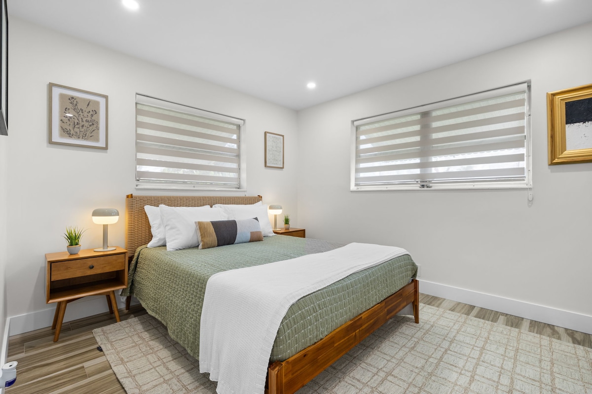 Krevat dopio "queen". Dollapi i pajisur me rroba banje luksoze të buta, peshqirë dhe krevat tek është i disponueshëm (duhet të kërkohet)