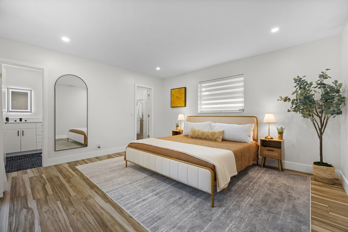 Suita kryesore me banjën e saj dhe dollap me rrota. Krevat dopio është i disponueshëm (duhet të kërkohet)