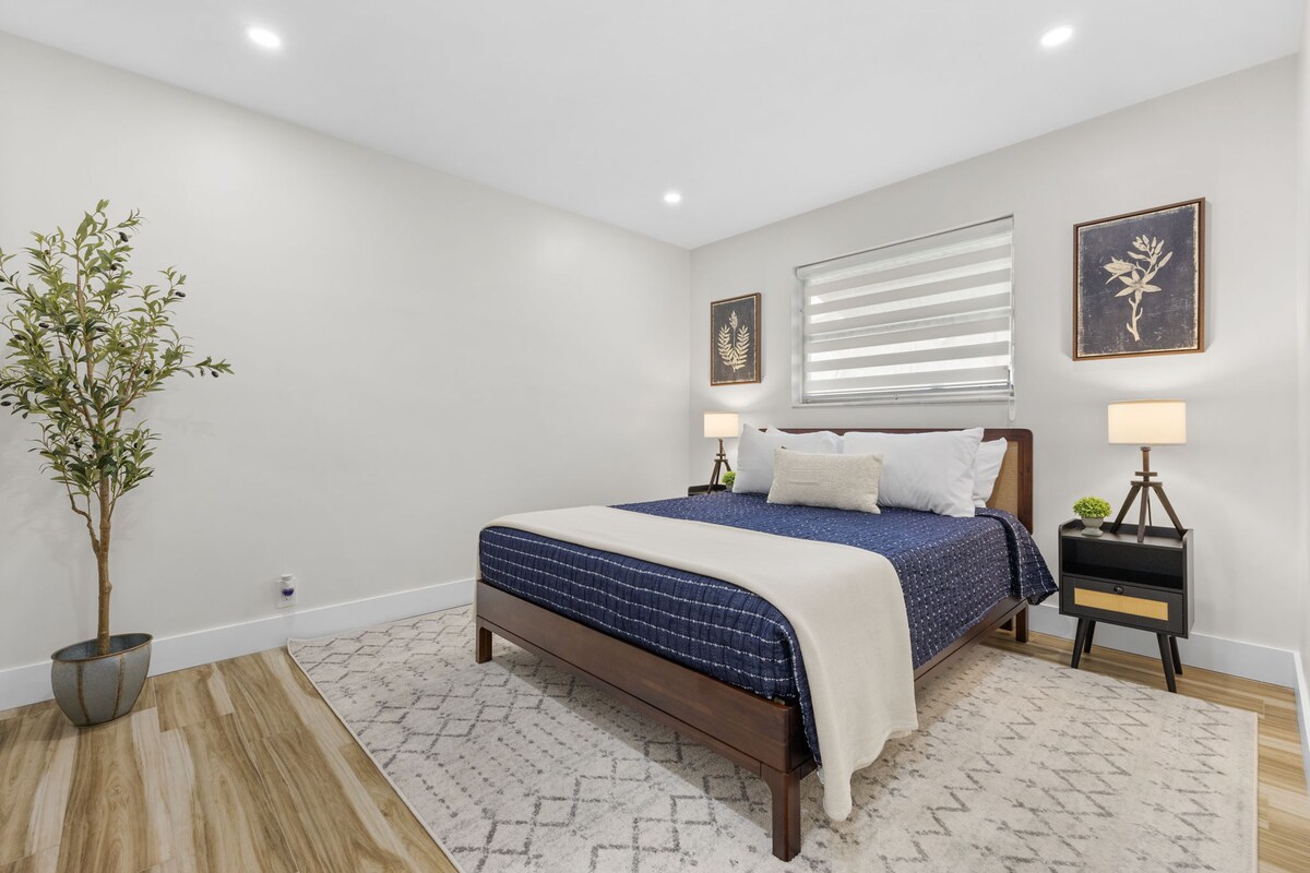 Krevat dopio "queen". Dollapi i pajisur me rroba banje luksoze të buta, peshqirë dhe krevat tek është i disponueshëm (duhet të kërkohet)