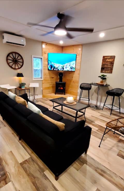 Tiny home & Trailer on campsite! Perfect for 4!