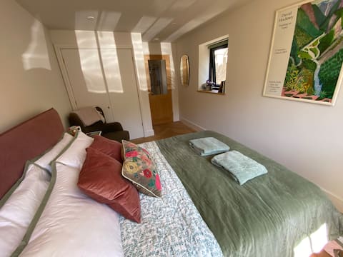Popular Airbnb listing: Rose Suite @ Grade II Listed Townhouse in Southstoke