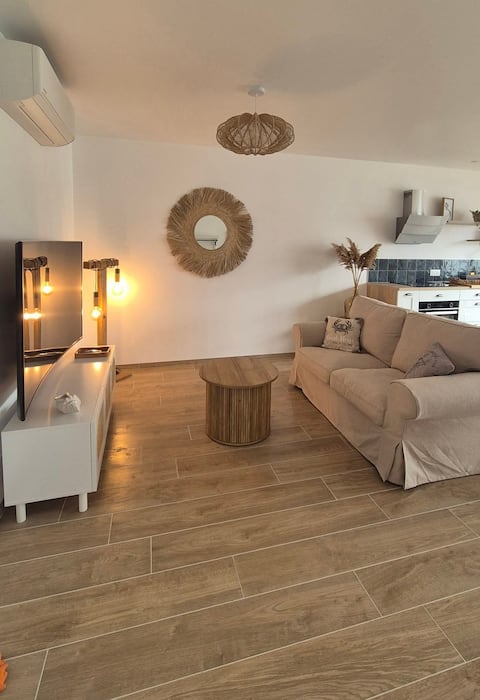 Top Airbnb: House with private HOT TUB 300 m from the sea in La Guérinière