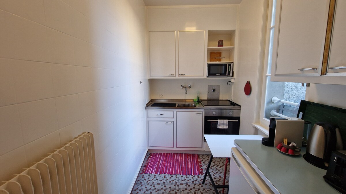 Popular Airbnb listing: Lovely studio in Old Town in Cité