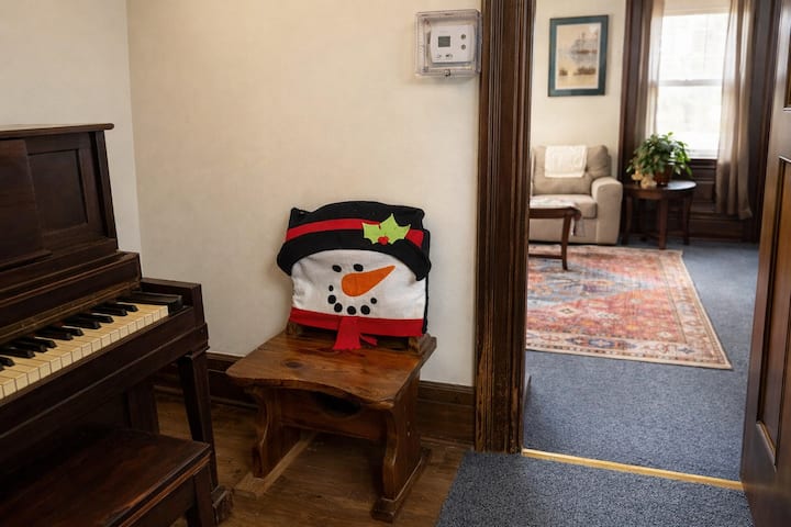 Refined Mansion Room W/ Smart Tv & Fast Wi-fi - Binghamton