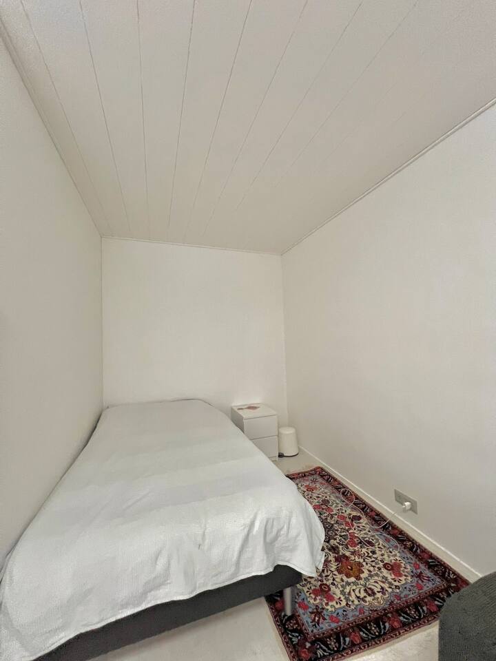 120厘米的床。如果您愿意紧紧拥抱，可以容纳两人