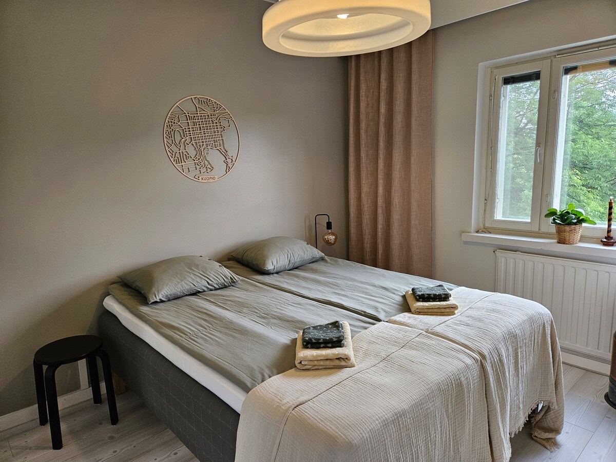 เตียงในห้องนอนทำเป็นเตียงคู่