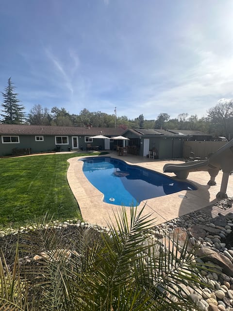 Heated Pool, Early Check-in, Hot tub, Sauna & more