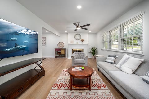 Successful Airbnb property: North Hills*New AGE Getaway*Dog friendly*Fenced-in in Raleigh