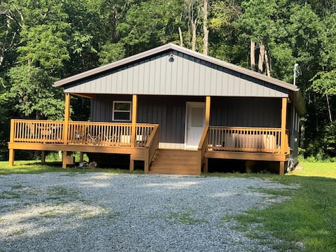 Hillside Haven - 3BR, 2BA, w/ Hot Tub!