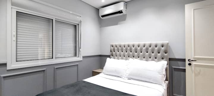 Kamer met standaard tweepersoonsbed en airconditioning. Raam met ingebouwde verduistering.