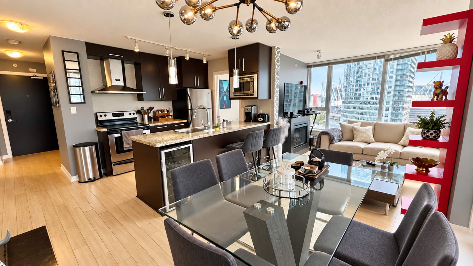 Spacious 3 bed in Downtown Van_easy FIFA access