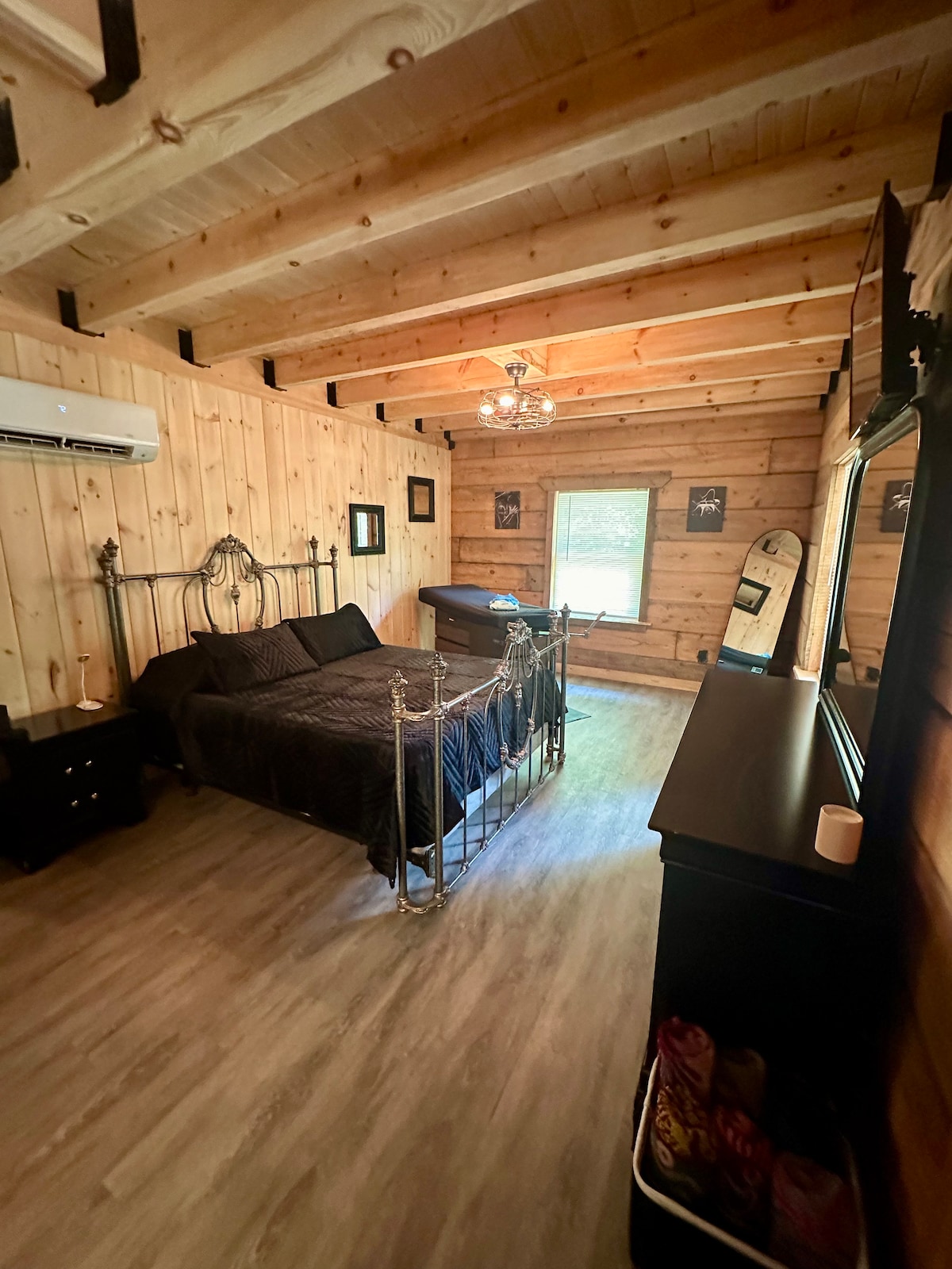 Დედოფლის ზომის საწოლი ატლასის ზეწრებით 