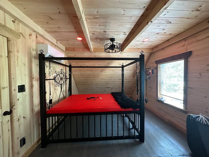 Skræddersyet BDSM-stålseng med bur, kæder med manchetter og vandtæt polstret overflade