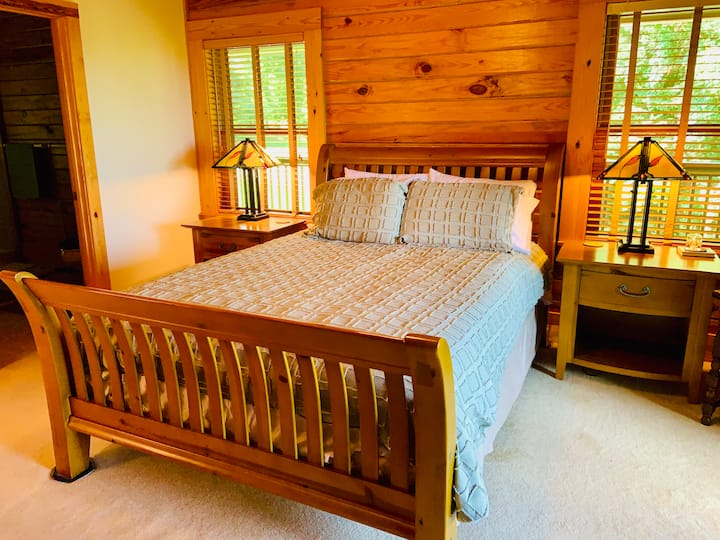 מיטת קווין סייז עם אמבטיה פרטית ודלתות לדק הראשי. 