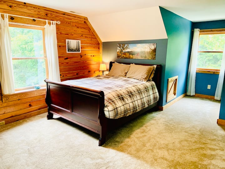 מיטת מזחלת קווין עם מזרן קשיח בינוני תספק שנת לילה ערבה. 