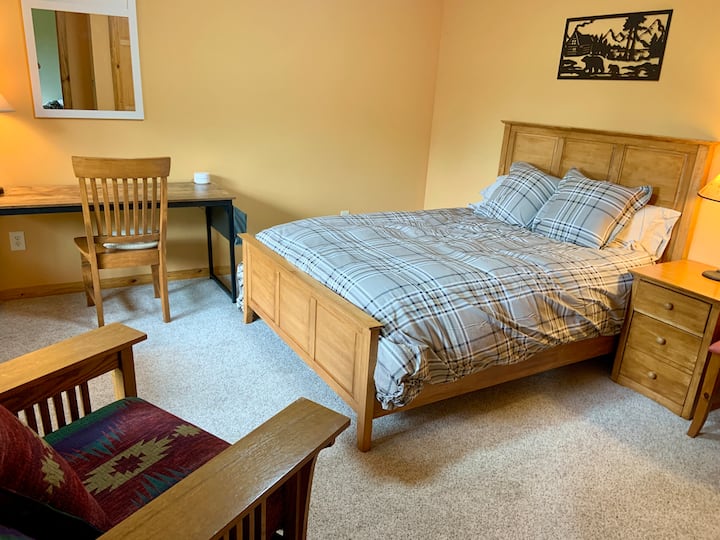 מיטה מלאה עם שולחן כתיבה ונקודת Wi - Fi חמה. 