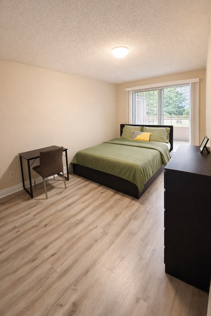 Cozy Private Room+balcony - 1' Walk To Clarkson Go - Oakville