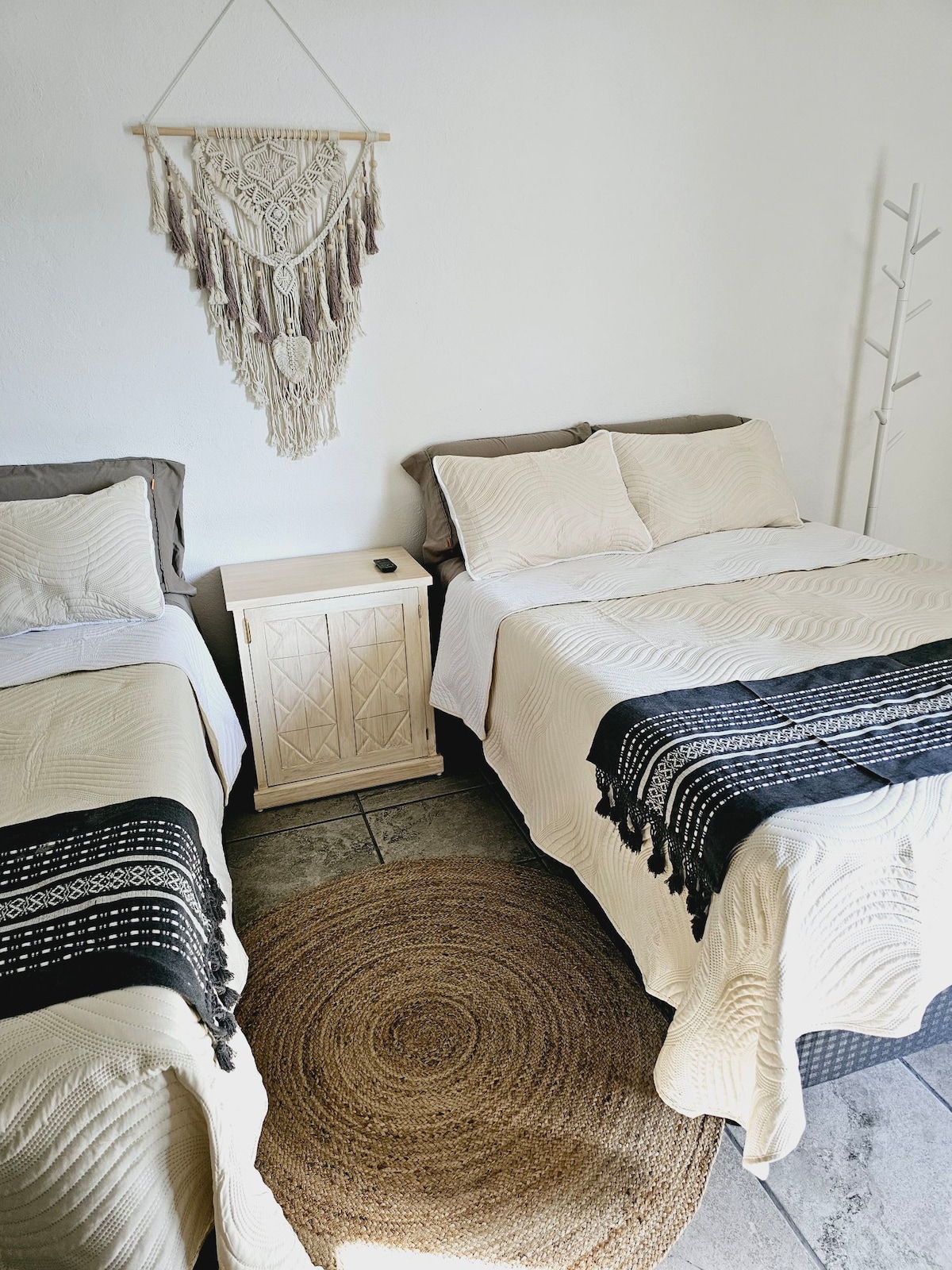 Chambre confortable avec air conditionné, salle de bain privée totalement indépendante et toutes les commodités de l'hôtel. 