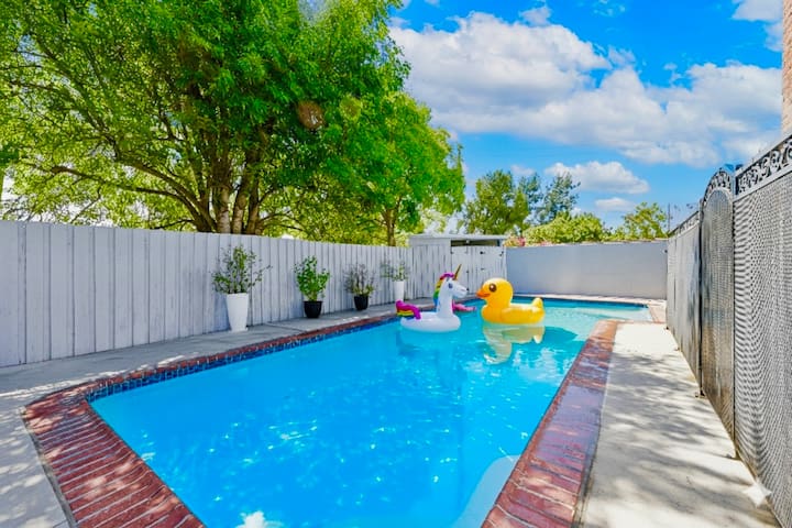 Heated Pool Oasis Close to Attractions