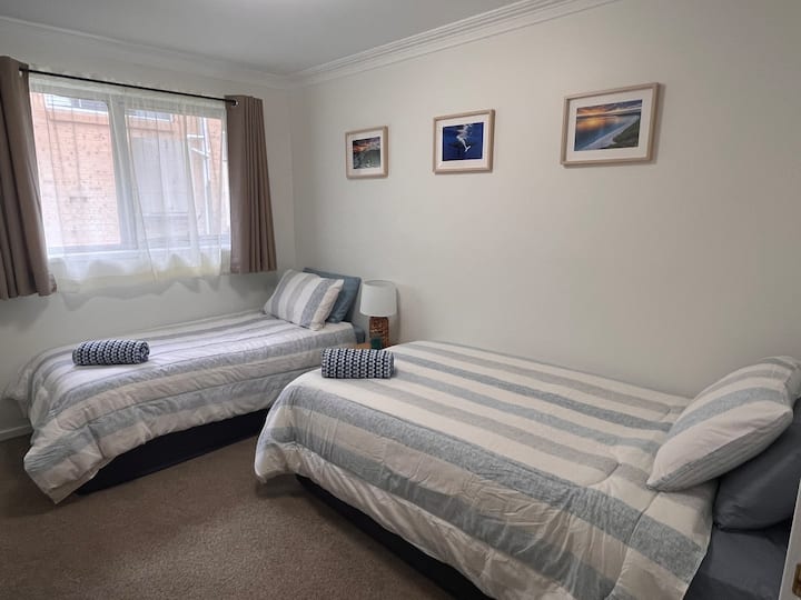 Un lit simple et un lit simple king size, tous deux très confortables avec des draps en coton australien.