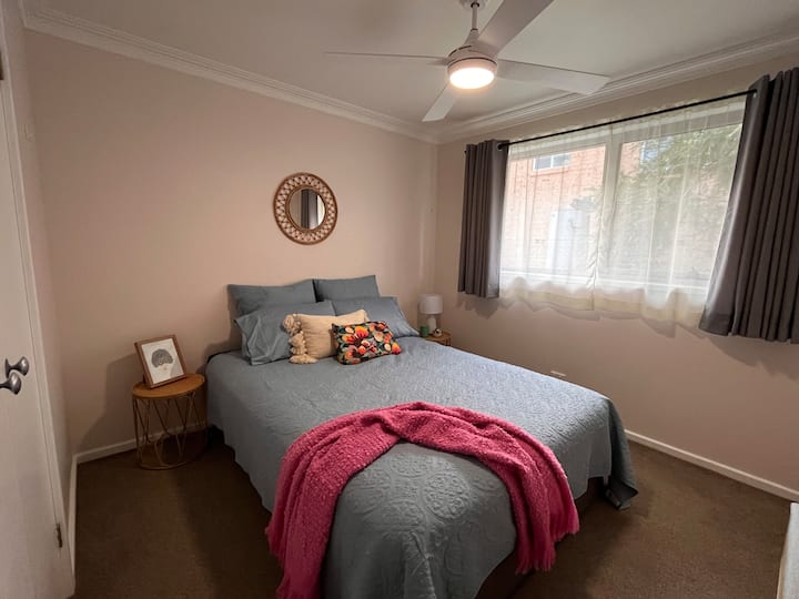 Des draps en coton australien de qualité dans ce lit queen size confortable avec ventilateur de plafond télécommandé. Peignoir intégré avec étagères et suspendus.