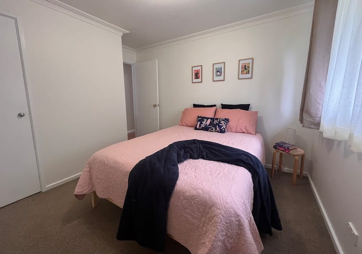 Des draps en coton australien de qualité dans ce lit queen confortable. Peignoir intégré avec étagères et suspendus.