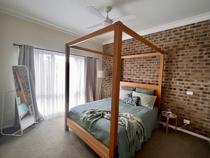 Lit queen super confortable avec draps en coton australien de qualité. Télécommande du ventilateur de plafond pour vous garder au frais.
