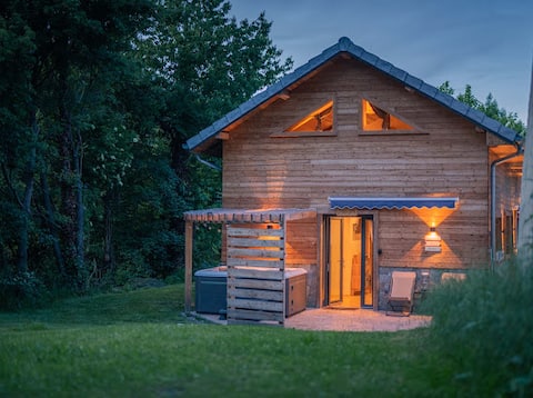Cottage with private hot tub Morgon