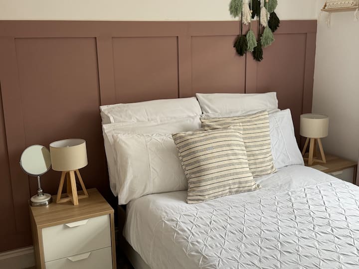 חדר זוגי מרווח עם אחסון בשפע וטלוויזיה חכמה 50אינץ '.