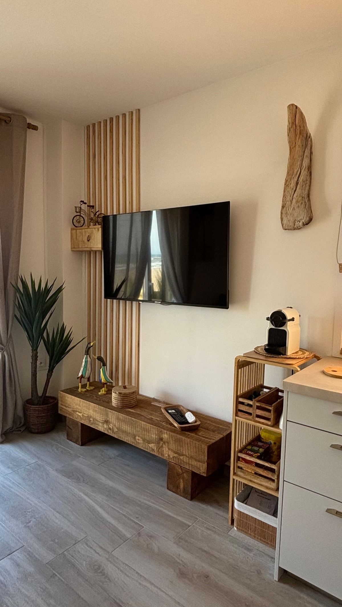 Propriété Airbnb réussie: Beautiful sea view, 15 meters from beach, Wi-Fi, parking à Valras Plage