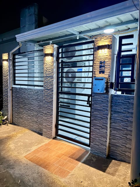 Minimalist,2 aircon,washing,netflix,room division.