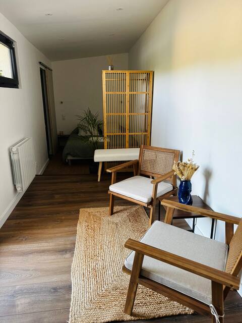 Studio with a view of the Seine