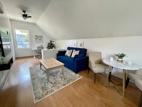 Oak Park cozy carriage house-lovely, walkable area