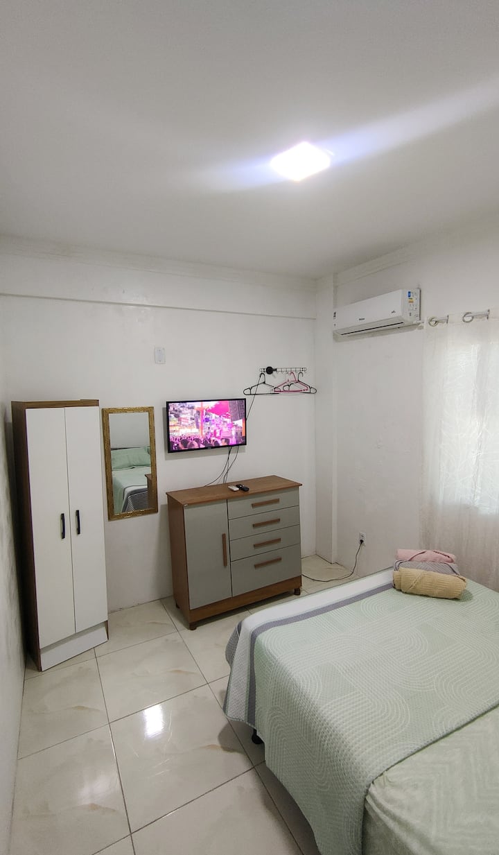 В допълнение към леглото има допълнителен голям двоен матрак 